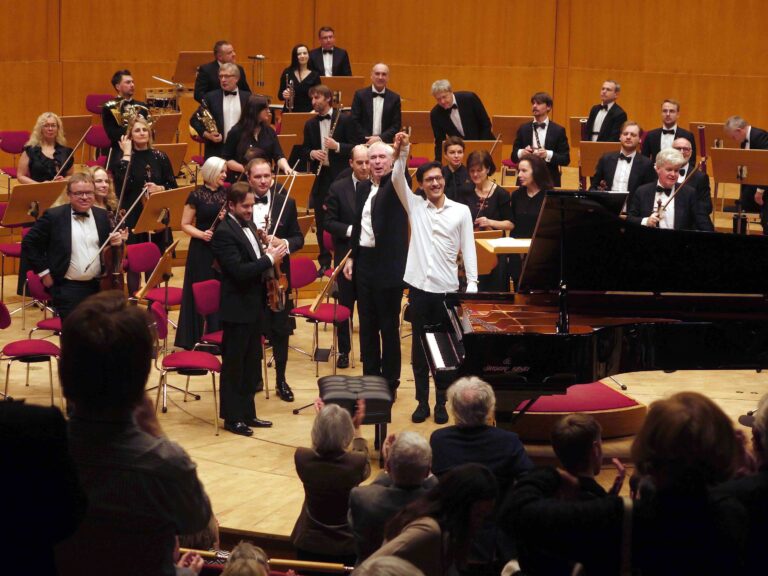 Nuron Mukumi mit dem Staatlichen Litauischen Sinfonieorchester