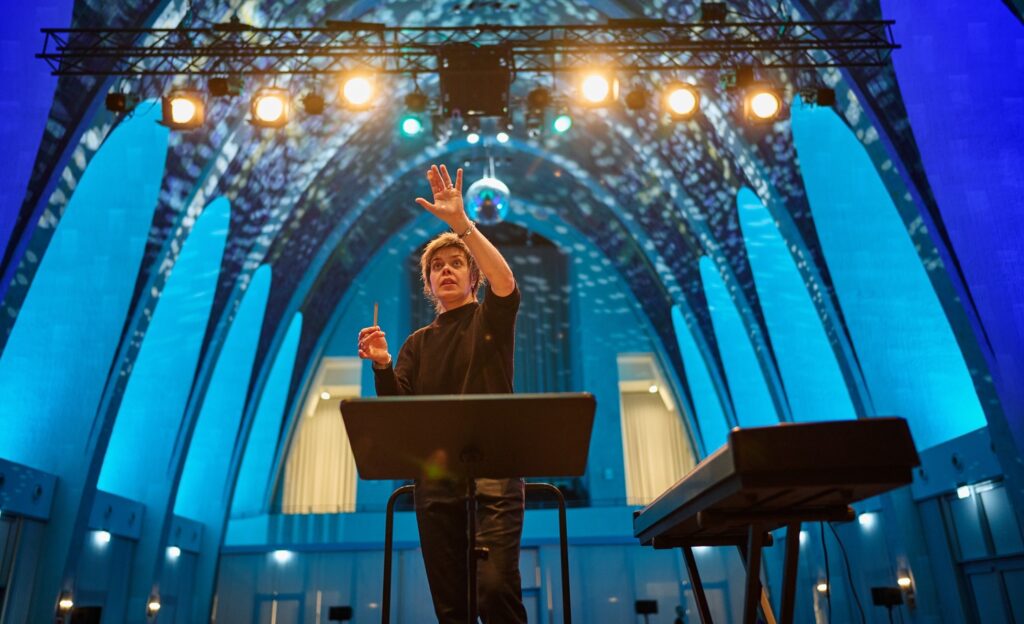 Chorwerk Ruhr in der Heilig-Kreut-Kirche Gelsenklrchen. Dirigentin Martina Batic, Turntables und Komposition Shiva Feshareki
